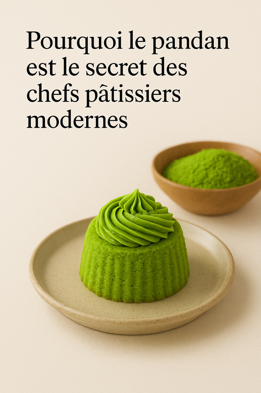 Petit gâteau vert au pandan avec glaçage crémeux, présenté sur une assiette beige, à côté d’un bol de poudre de pandan, illustrant un article sur la pâtisserie moderne et les chefs utilisant le pandan.